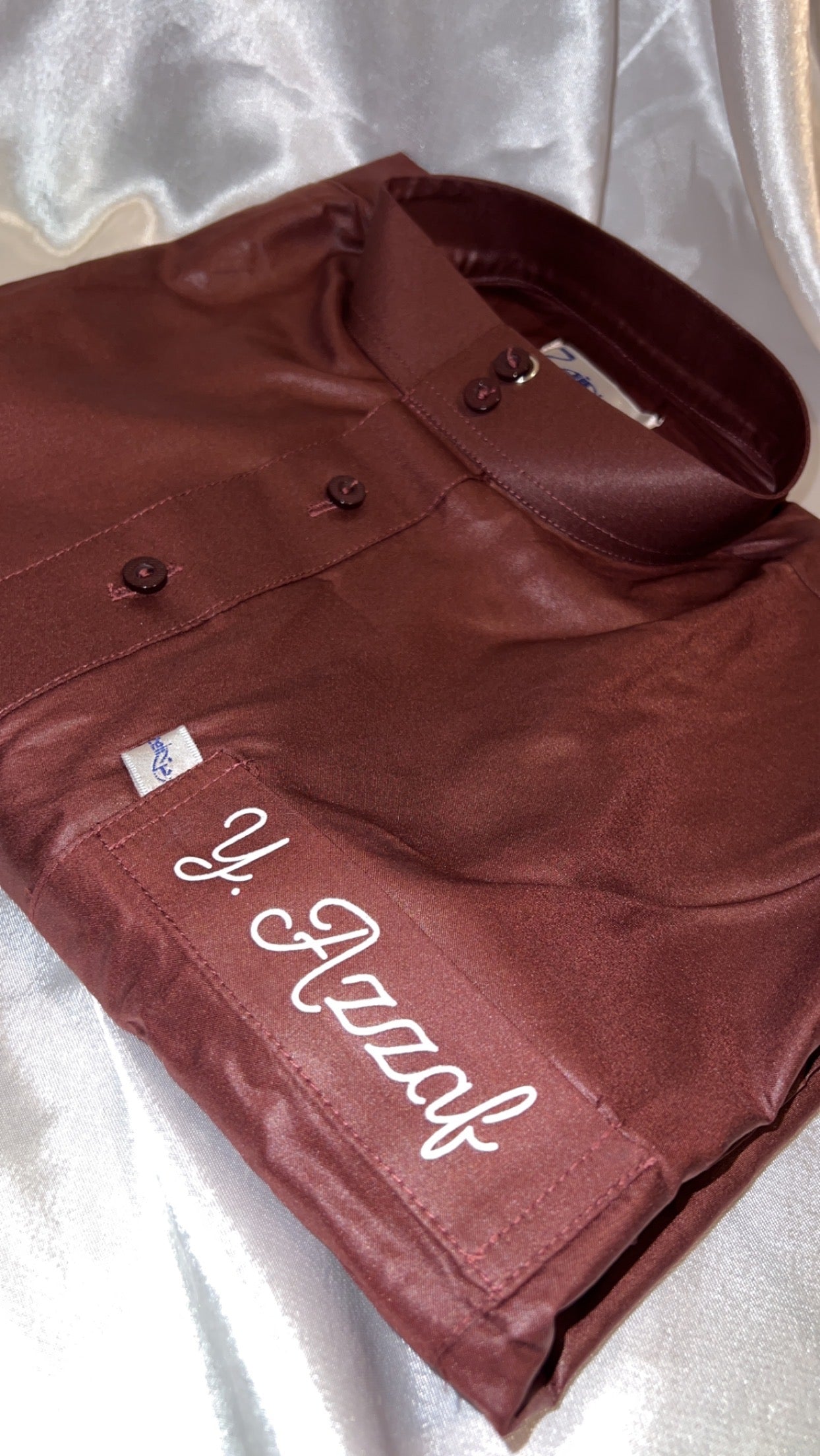 Qamis à col bordeaux personnalisé